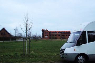 15 Storchendorf Ruehstaedt_Stellplatz mit Blick auf Besucherzentrum